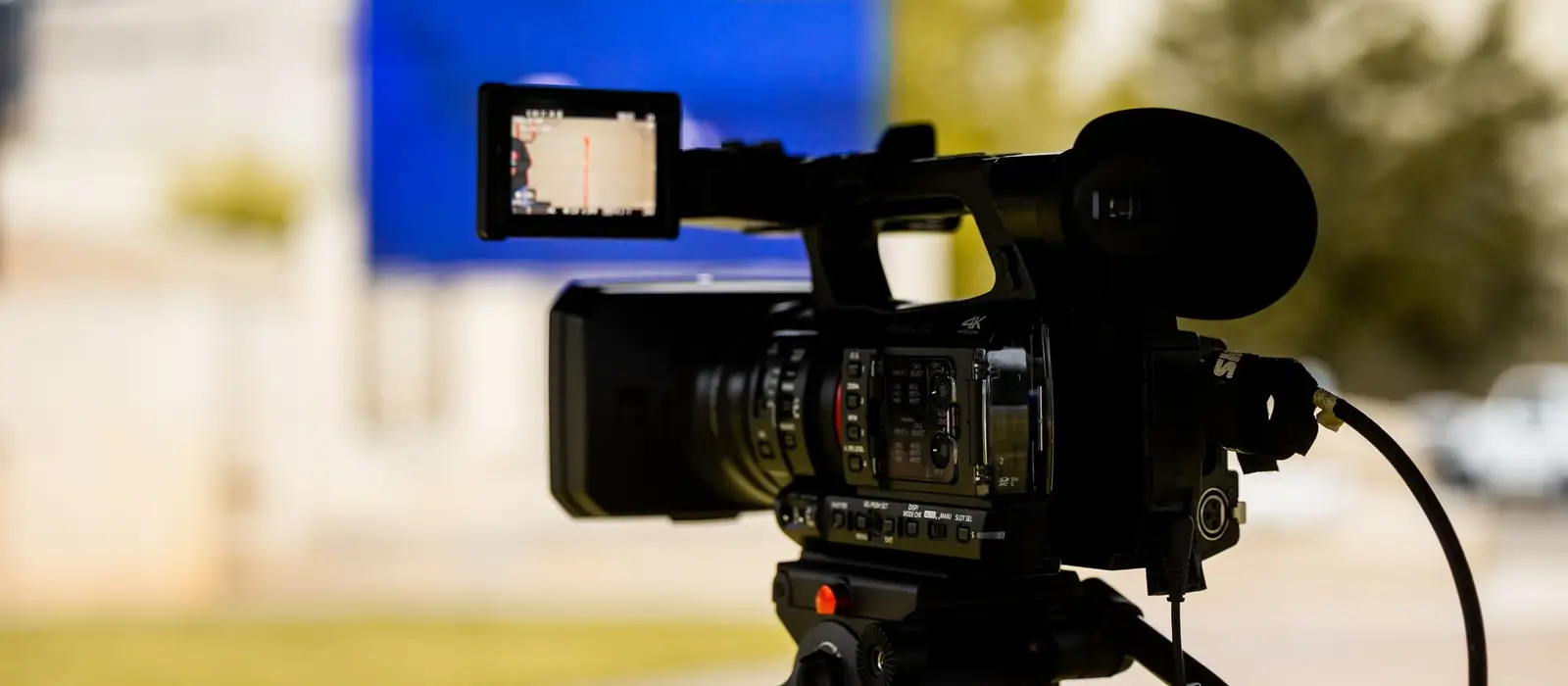 Videokamera auf Stativ bei Dreharbeiten